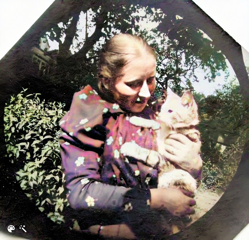 Женщина в цветочном платье держит полосатую кошку в саду — архивная фотография из подборки MyHeritage